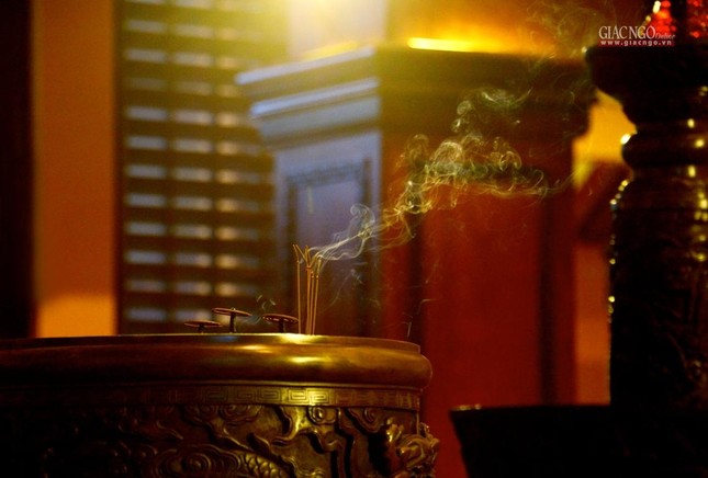 Khói trầm quyện tỏa