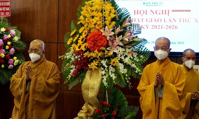 Hòa thượng Thích Huệ Văn trao lẵng hoa chúc mừng của Ban Trị sự GHPGVN TP.HCM Hòa thượng Thích Huệ Văn trao lẵng hoa chúc mừng của Ban Trị sự GHPGVN TP.HCM