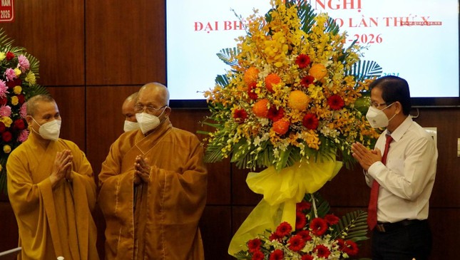 Ông Nguyễn Ngọc Xuân, Phó Chủ tịch UBND huyện Cần Giờ tặng hoa chúc mừng Ông Nguyễn Ngọc Xuân, Phó Chủ tịch UBND huyện Cần Giờ tặng hoa chúc mừng