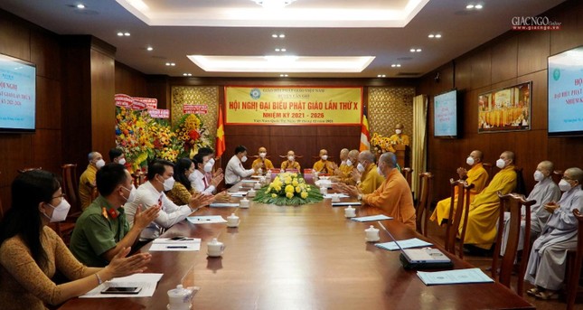 Đại biểu biểu quyết thông qua thành phần nhân sự Ban Trị sự GHPGVN huyện (2021-2026) Đại biểu biểu quyết thông qua thành phần nhân sự Ban Trị sự GHPGVN huyện (2021-2026)