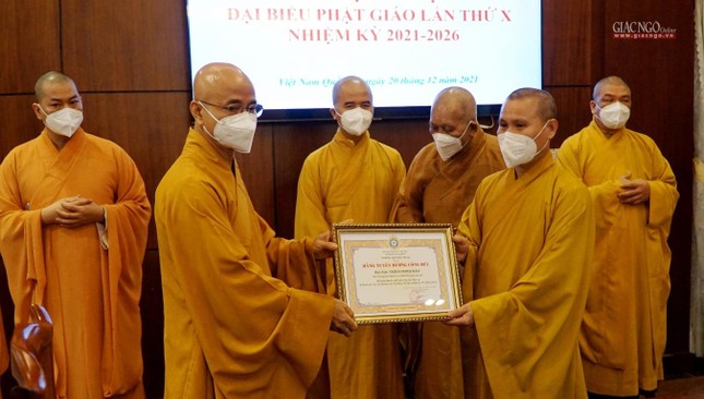 Thượng tọa Thích Thiện Quý trao Bằng tuyên dương công đức của Ban Trị sự GHPGVN TP.HCM Thượng tọa Thích Thiện Quý trao Bằng tuyên dương công đức của Ban Trị sự GHPGVN TP.HCM