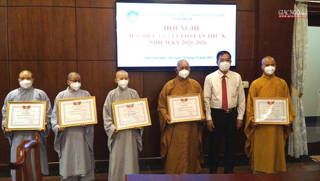 Ông Nguyễn Duy Tân trao Bằng khen đến thành viên Ban Trị sự huyện khóa IX Ông Nguyễn Duy Tân trao Bằng khen đến thành viên Ban Trị sự huyện khóa IX