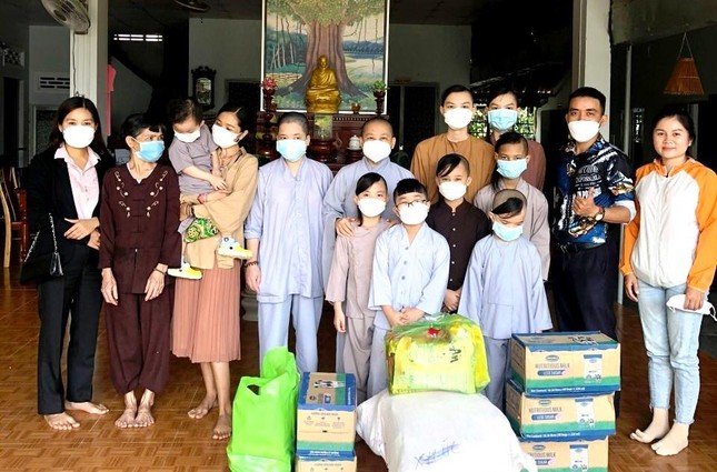 Các bạn trẻ tặng gạo, sữa và bánh kẹo cho các bé mồ côi tại chùa Phước Tường