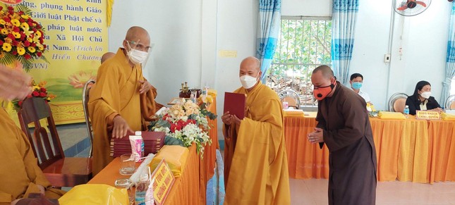 Hòa thượng Thích Hạnh Thể đã trao bằng tốt nghiệp đến Tăng Ni Hòa thượng Thích Hạnh Thể đã trao bằng tốt nghiệp đến Tăng Ni