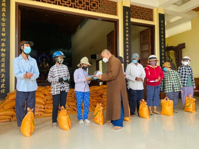 Trao tặng 350 suất quà đến cho bà con có hoàn cảnh khó khăn Trao tặng 350 suất quà đến cho bà con có hoàn cảnh khó khăn