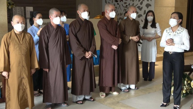 Bà Phan Kiều Thanh Hương chia sẻ thân mật cùng các tình nguyện viên Phật giáo