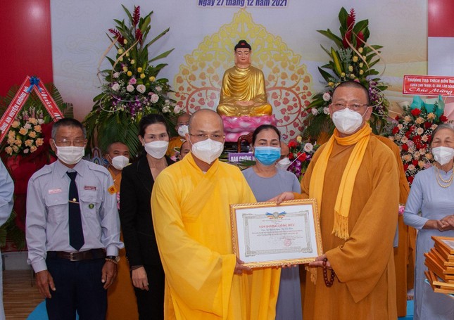 Thượng tọa Thích Quảng Tuấn trao Bằng tuyên dương công đức đến Đại đức Thích Nhuận Thái, Trưởng ban Trị sự GHPGVN huyện Krông Nô khóa I Thượng tọa Thích Quảng Tuấn trao Bằng tuyên dương công đức đến Đại đức Thích Nhuận Thái, Trưởng ban Trị sự GHPGVN huyện Krông Nô khóa I