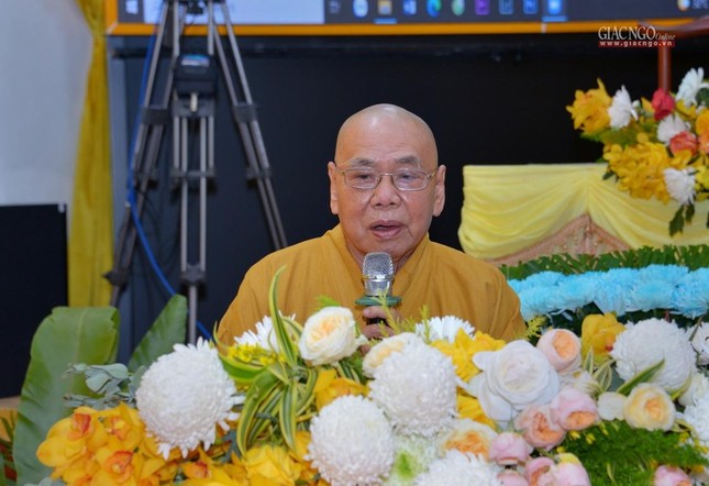 Hòa thượng Thích Thiện Pháp đọc tờ trình của Ban Tăng sự Trung ương về danh sách đề xuất tấn phong giáo phẩm tại hội nghị kỳ - Khóa VIII Hòa thượng Thích Thiện Pháp đọc tờ trình của Ban Tăng sự Trung ương về danh sách đề xuất tấn phong giáo phẩm tại hội nghị kỳ - Khóa VIII