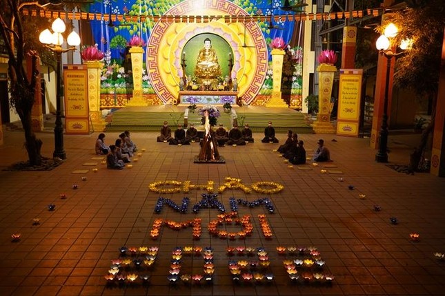 Chùa Bằng đón năm mới với những ngọn hoa đăng cầu nguyện bình an Chùa Bằng đón năm mới với những ngọn hoa đăng cầu nguyện bình an