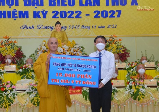 Tặng quà chăm lo cho người nghèo Tặng quà chăm lo cho người nghèo