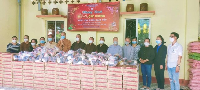 Các chùa trao quà đến những gia đình khó khăn Các chùa trao quà đến những gia đình khó khăn