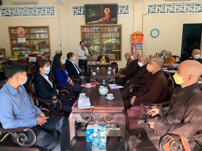 Ông Nguyễn Hữu Dinh phát biểu động viên chư Tăng tình nguyện tại các chùa ở Trường Sa Ông Nguyễn Hữu Dinh phát biểu động viên chư Tăng tình nguyện tại các chùa ở Trường Sa