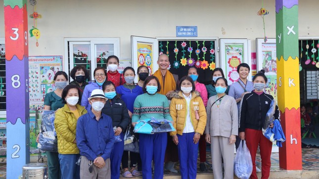 Trao quà đến những gia đình khó khăn Trao quà đến những gia đình khó khăn