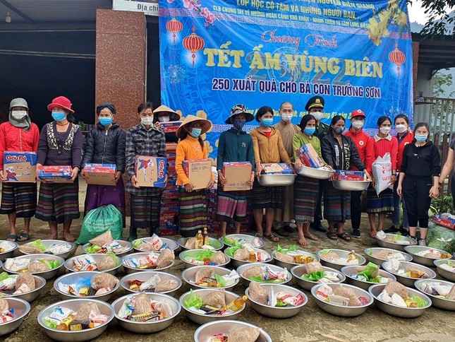 Trao quà cho bà con Vân Kiều bản Cây Sú, xã Trường Sơn Trao quà cho bà con Vân Kiều bản Cây Sú, xã Trường Sơn