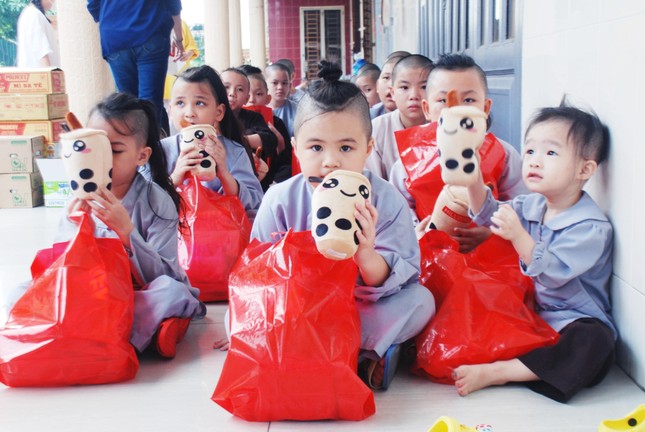 Các cháu ở chùa Bình An được nhận quà vui Tết Các cháu ở chùa Bình An được nhận quà vui Tết