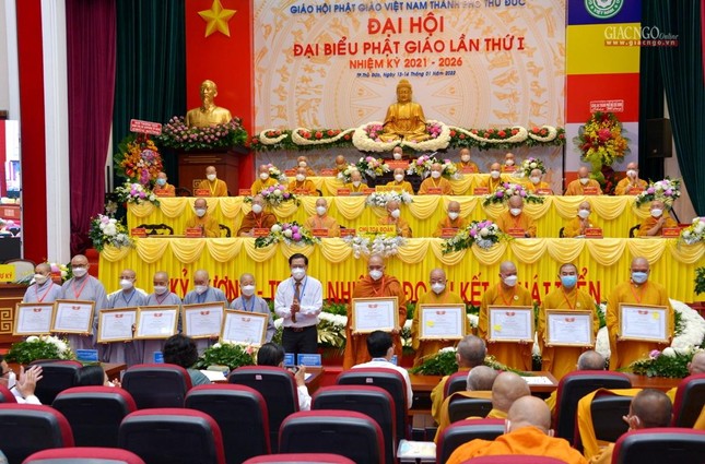 Chư tôn đức nhận Bằng khen của Ủy ban MTTQVN TP.HCM