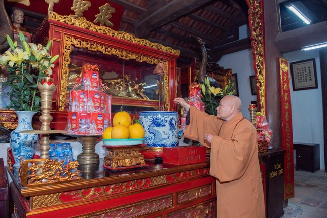 Hòa thượng Thích Thiện Nhơn niêm hưởng, đảnh lễ chư Tổ Hòa thượng Thích Thiện Nhơn niêm hưởng, đảnh lễ chư Tổ