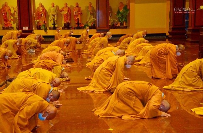 Đại chúng đảnh lễ Tam bảo