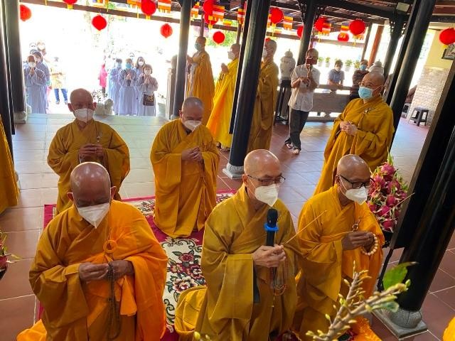 Chư tôn đức niêm hương Tam bảo Chư tôn đức niêm hương Tam bảo