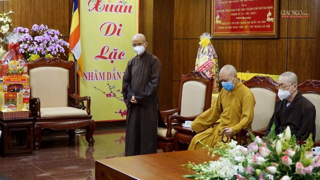 Thượng tọa Thích Thiện Quý cảm ơn lãnh đạo quận Tân Bình đã hỗ trợ, giúp đỡ các tự viện trên địa bàn quận hoàn thành các Phật sự