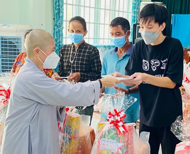 Ni sư Thích nữ Quảng Tiên trao quà đến những hộ khó khăn