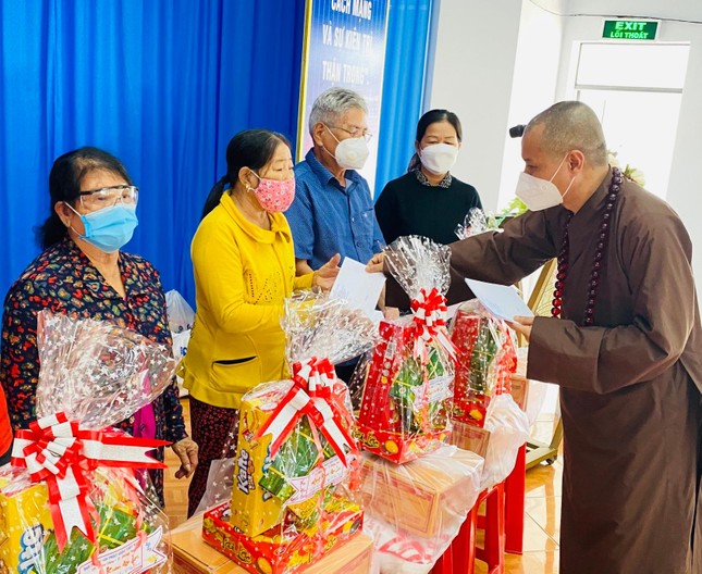 Thượng tọa Thích Minh Trí trao quà đến bà con