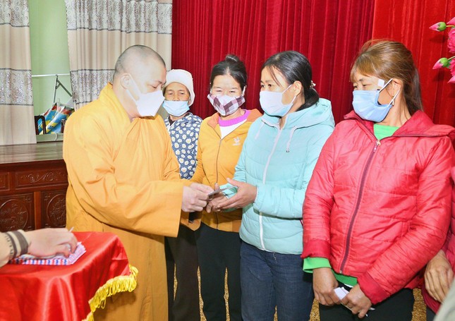 Đại đức Thích Tâm Chính trao quà Tết đến những gia đình khó khăn Đại đức Thích Tâm Chính trao quà Tết đến những gia đình khó khăn