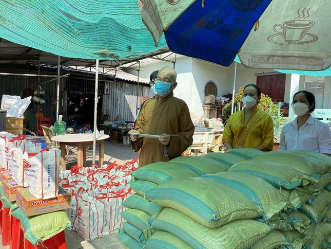 Hòa thượng Thích Minh Thiện động viên bà con vượt qua khó khăn, vui xuân đón Tết Hòa thượng Thích Minh Thiện động viên bà con vượt qua khó khăn, vui xuân đón Tết