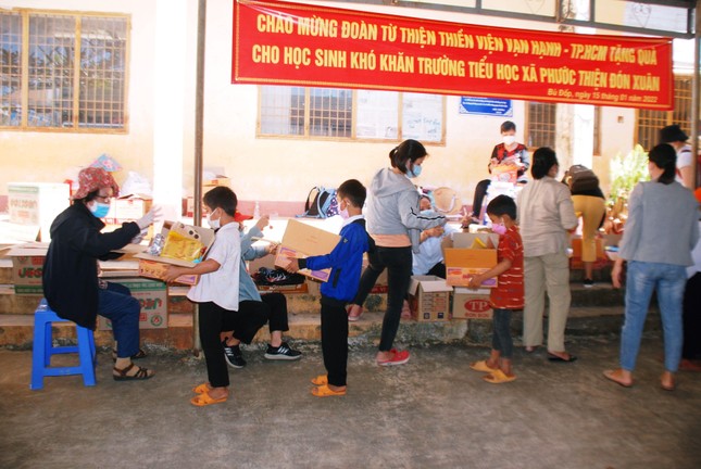 Quà Xuân Nhâm Dần 2022 của Ban Từ thiện thiền viện Vạn Hạnh tặng học sinh huyện Bù Đốp Quà Xuân Nhâm Dần 2022 của Ban Từ thiện thiền viện Vạn Hạnh tặng học sinh huyện Bù Đốp