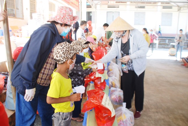 Trao quà đến các học sinh khó khăn Trao quà đến các học sinh khó khăn