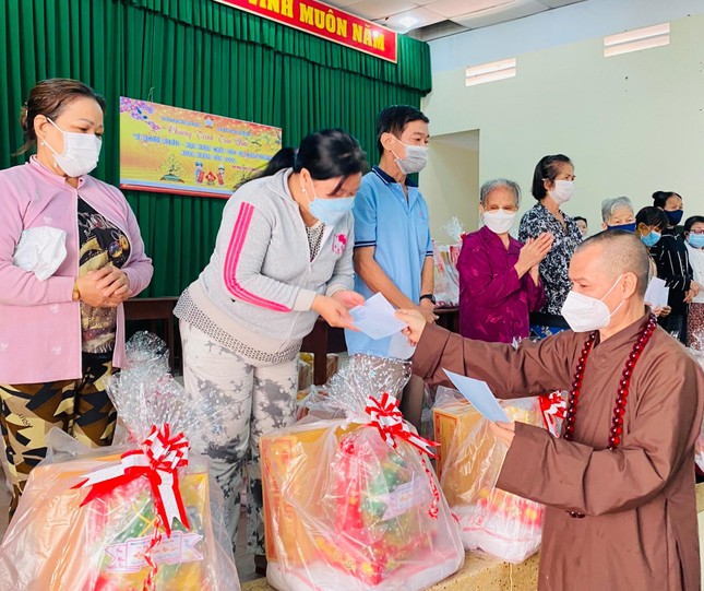 Thượng tọa Thích Minh Trí, Trưởng ban Ban Trị sự GHPGVN TP.Biên Hòa trao quà Tết đến người nghèo và nạn nhân da cam tại phường Tân Mai Thượng tọa Thích Minh Trí, Trưởng ban Ban Trị sự GHPGVN TP.Biên Hòa trao quà Tết đến người nghèo và nạn nhân da cam tại phường Tân Mai
