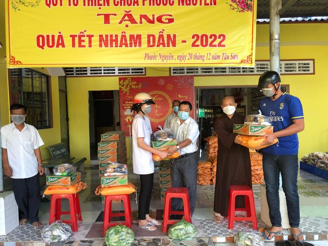 Chùa Phước Nguyên trao quà Tết đến những hộ nghèo Chùa Phước Nguyên trao quà Tết đến những hộ nghèo
