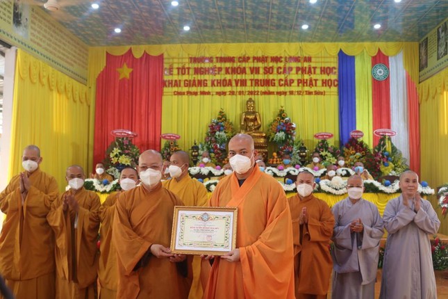 Tăng Ni nhận Bằng tuyên dương công đức của Ban Trị sự Phật giáo tỉnh Tăng Ni nhận Bằng tuyên dương công đức của Ban Trị sự Phật giáo tỉnh