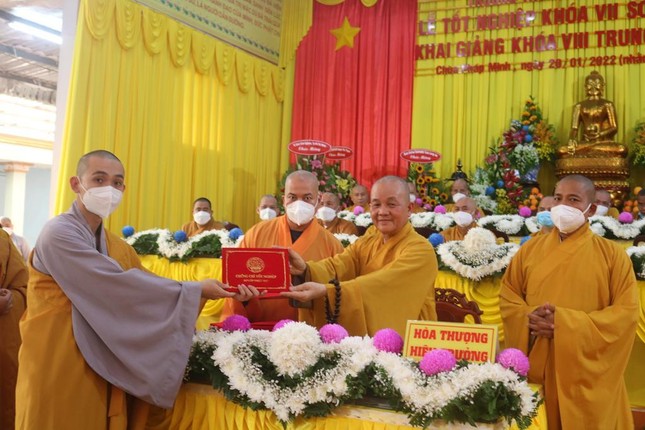 Hòa thượng Thích Minh Thiện trao chứng chỉ tốt nghiệp Hòa thượng Thích Minh Thiện trao chứng chỉ tốt nghiệp