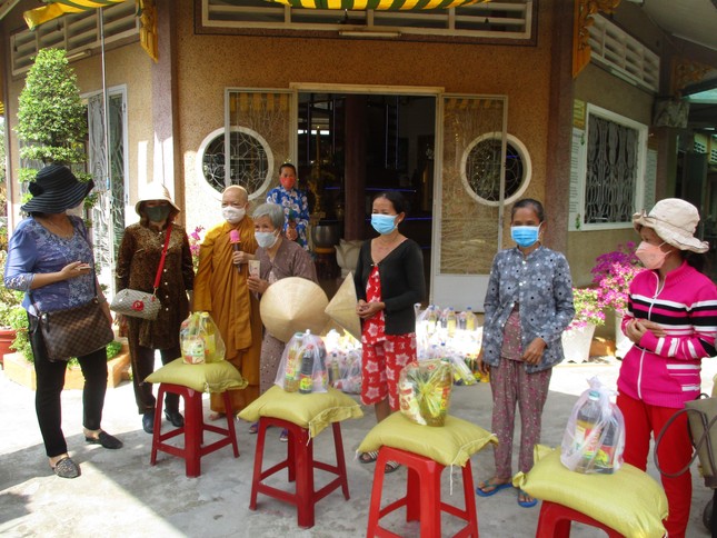 Quang cảnh phát quà tết tại Tịnh xá Ngọc Hiệp Quang cảnh phát quà tết tại Tịnh xá Ngọc Hiệp