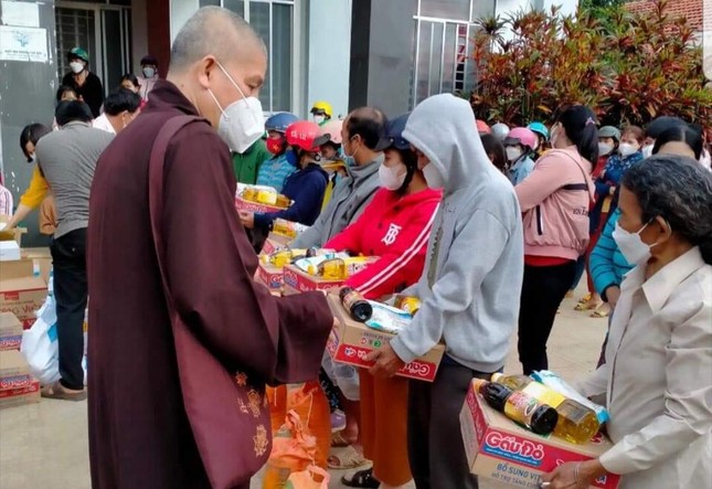 Thượng tọa Thích Thông Huệ trao quà Tết đến người nghèo Thượng tọa Thích Thông Huệ trao quà Tết đến người nghèo
