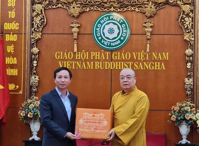 Ông Vũ Hoài Bắc trao quà Tết đến Hòa thượng Thích Thanh Nhiễu
