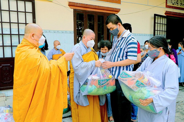 Ni sư Thích nữ Huệ Tuyến trao quà đến người khiếm thị Ni sư Thích nữ Huệ Tuyến trao quà đến người khiếm thị