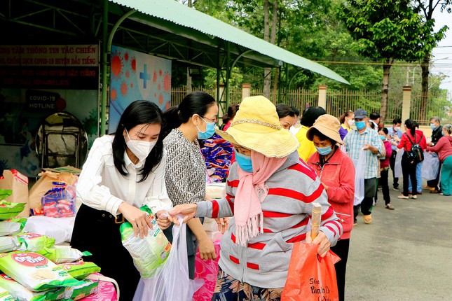 Quà thiết yếu tại phiên chợ phục vụ người nghèo Quà thiết yếu tại phiên chợ phục vụ người nghèo