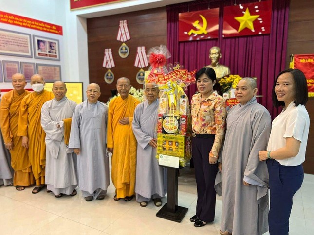 Đoàn chư Ni tặng quà tại Hội Liên hiệp Phụ nữ TP.HCM Đoàn chư Ni tặng quà tại Hội Liên hiệp Phụ nữ TP.HCM