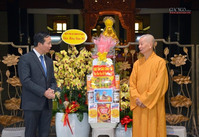 Ông Vũ Hoài Bắc, Trưởng ban Tôn giáo Chính phủ vấn an sức khỏe Trưởng lão Hòa thượng Quyền Pháp chủ GHPGVN