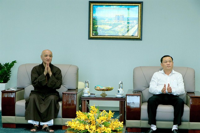 Ông Phạm Văn Chánh tiếp Hòa thượng Thích Huệ Thông
