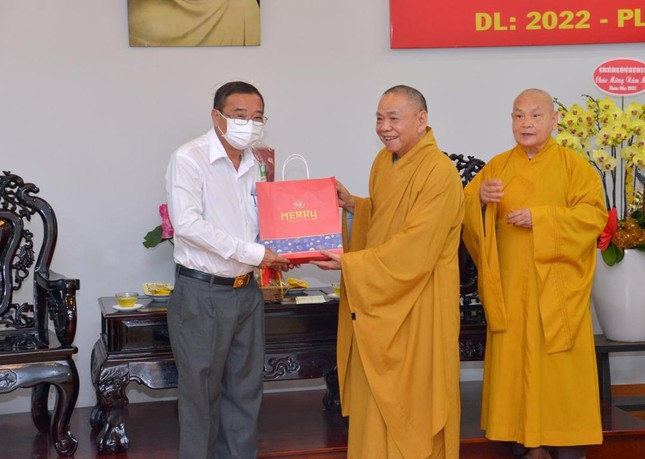 Hòa thượng Thích Thiện Pháp trao quà chúc Tết đến thành viên đoàn Thành ủy