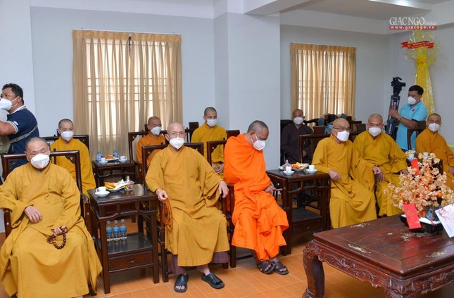 Chư tôn đức Hội đồng Trị sự tiếp đoàn Thành ủy TP.HCM