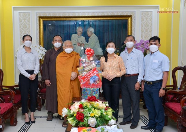 Hòa thượng Thích Giác Toàn trao quà chúc Tết đến Phó Chủ tịch Ủy ban MTTQVN TP.HCM Phan Kiều Thanh Hương Hòa thượng Thích Giác Toàn trao quà chúc Tết đến Phó Chủ tịch Ủy ban MTTQVN TP.HCM Phan Kiều Thanh Hương
