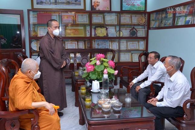 Thượng tọa Thích Tâm Hải thông tin về hoạt động của báo Giác Ngộ tại Ban Dân vận Thành ủy Thượng tọa Thích Tâm Hải thông tin về hoạt động của báo Giác Ngộ tại Ban Dân vận Thành ủy