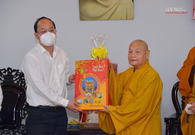 Hòa thượng Chủ tịch Hội đồng Trị sự tặng quà Tết đến Phó Bí thư Thành ủy Nguyễn Hồ Hải