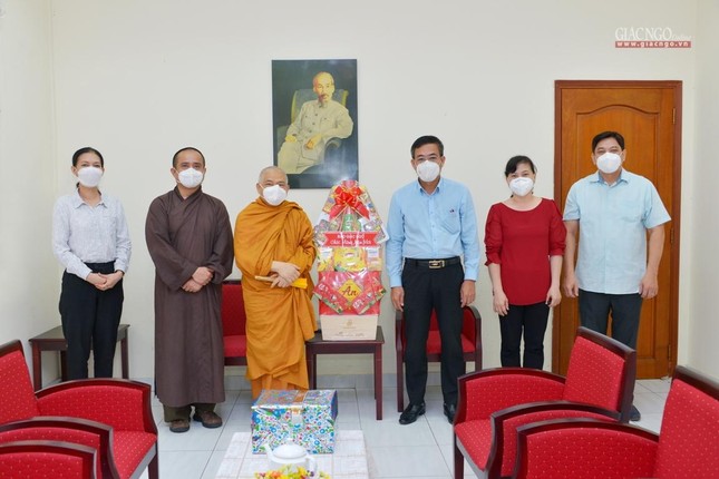 Hòa thượng trao quà Tết đến ông Nguyễn Duy Tân Hòa thượng trao quà Tết đến ông Nguyễn Duy Tân