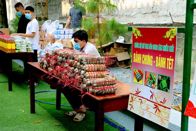 Gian hàng bánh tét tại phiên chợ 0 đồng chùa Hương Nghiêm