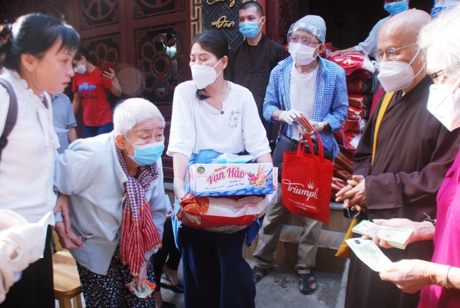 Hòa thượng Thích Chơn Nguyên, Trưởng ban Từ thiện thiền viện Vạn Hạnh trao quà Tết